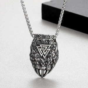 Vue détaillée du pendentif patte d'ours viking avec symbole Valknut et chaîne