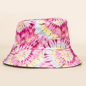 Détail du chapeau bob tie-dye aux motifs colorés éclatants de rose et de jaune