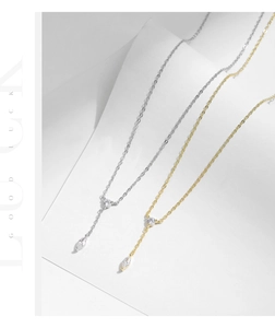 Gros plan détaillé des colliers en Y en argent s925 et or avec pendentifs en zircone