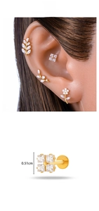 Dettaglio del piercing labret in titanio G23 con fiore e zirconia bianca brillante