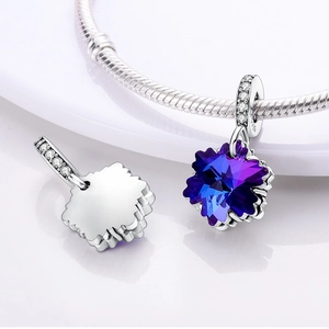 Détail du pendentif flocon en argent S925 avec cristaux dégradés bleu et violet