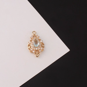 Détail macro du connecteur goutte doré avec pierres zircons pour création de bijoux