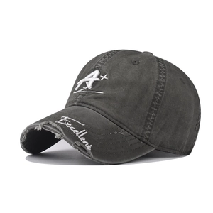 Gros plan sur la casquette de baseball en coton délavé avec broderie A+ et usures