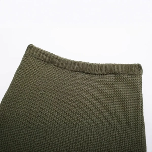 Set due pezzi in maglia verde militare con texture a coste rifinita e cuciture di alta qualità