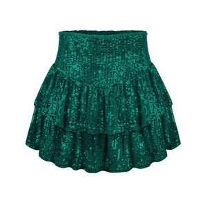 Detalle de falda de lentejuelas verde esmeralda con brillo metálico y cintura elástica