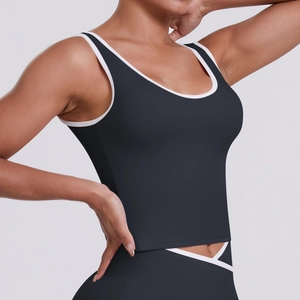Détail d'un débardeur de yoga ajusté avec passepoil blanc et coutures professionnelles