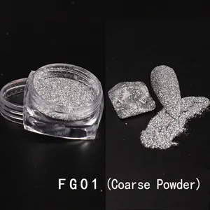 Primo piano della polvere glitterata argento riflettente FG01 Coarse per unghie con swatch