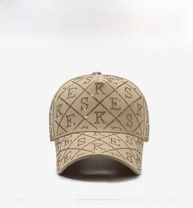 Détail d'une casquette beige avec motif de losanges en strass et lettres ERS