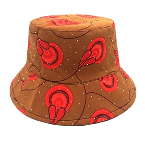 Détail d'un chapeau bob avec clous argentés brillants et motif floral orange vif