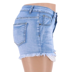 Vue latérale d'un short en jean bleu clair pour femme avec franges et design classique à 5 poches
