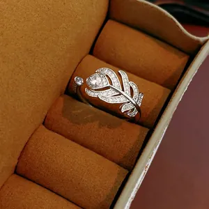 Bague Ouverte Évidée En Plume De Feuille De Cuivre Inlay Zircon Couleur Argent Bijoux De Mode Pour Femmes
