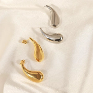 Orecchini a goccia eleganti in oro e argento con finitura a specchio su seta