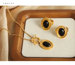 Gros plan du collier à fermoir OT vintage et ensemble de bagues en agate noire