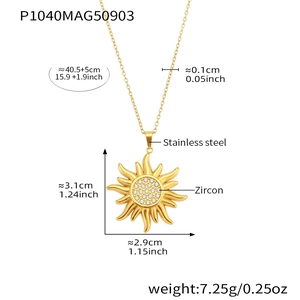 Vue détaillée du collier pendentif soleil avec dimensions et matériau en acier inoxydable