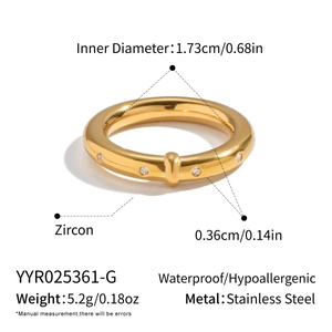 Vue macro des dimensions de la bague en acier doré avec zircon et détails étanches