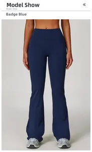 Détail du pantalon de yoga évasé à taille haute en bleu insignia avec coutures précises
