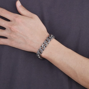Herren Armband aus Titanstahl mit Hammerschlag-Optik und dunklem Vintage-Finish