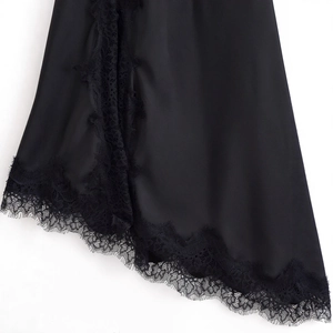 Elegante abito in raso nero con dettagli in pizzo intricati e consistenza setosa liscia