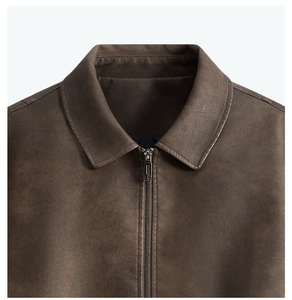 Détail d'une veste vintage en cuir marron foncé avec revers et fermeture éclair argentée