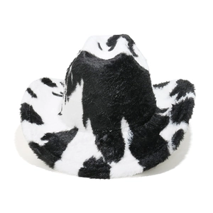 Détail de la texture en fausse fourrure à motif vache d'un chapeau de cowboy