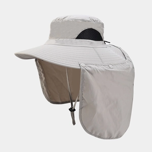 Dettaglio di cappello da sole grigio con rete traspirante e protezione per il collo