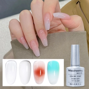 Détail macro du vernis à ongles dégradé blanc laiteux avec des nuanciers UV LED soak-off