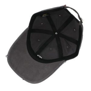 Détails de l'intérieur d'une casquette grise avec bandeau anti-sueur et coutures