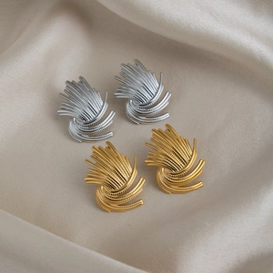 Detail of vintage 18K gold plated fireworks texture stud earrings in gold and silver