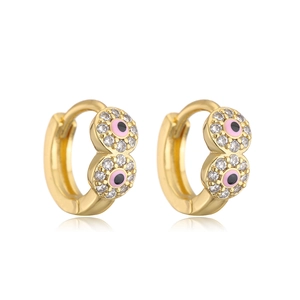 Details von 18K vergoldeten Creolen mit rosa Evil Eye Anhängern und funkelnden Zirkonia