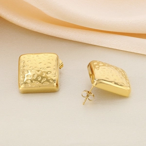 Strukturierte goldene quadratische Ohrstecker mit gehämmerter Oberfläche auf Seide