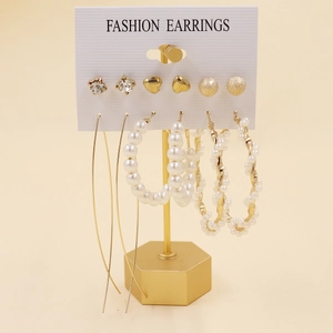 Détail d'un ensemble de 6 paires de boucles d'oreilles dorées avec perles et strass