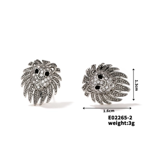 Vue détaillée des boucles d'oreilles tête de lion en argent avec zircone et dimensions