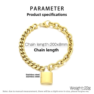 Detail eines klobigen Panzerketten-Armbands aus Edelstahl mit goldenem Schloss
