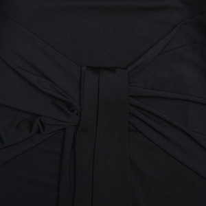 Gros plan détaillé du tissu noir avec design plissé et détails de nouage