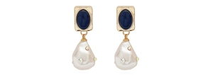 Dettaglio di orecchini barocchi con pietre ovali blu e perle bianche irregolari