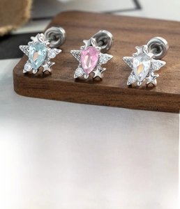 Detailed product information of star-shaped zircon ear stud in surgical steel and silver finish