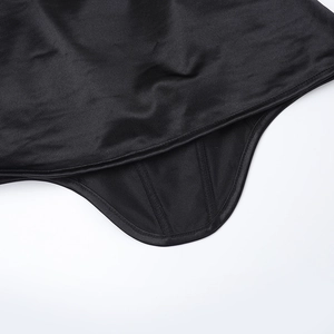 Dettaglio del tessuto in raso nero liscio e cuciture sottili sull'orlo del top aderente