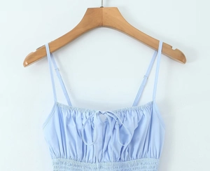 Détail du haut en coton bleu clair avec fines bretelles et taille plissée élastique