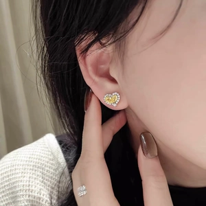 Boucles d'oreilles cœur plaqué or avec pierre jaune et zircons blancs étincelants