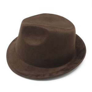 Vue détaillée de la texture et forme de la couronne du chapeau en daim marron foncé