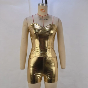 Détail du body bustier doré métallisé avec texture réfléchissante et coupe ajustée