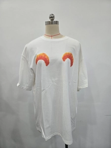 Nahaufnahme symmetrischer Croissant-Prints auf einem weißen Rundhals-Kurzarm-T-Shirt