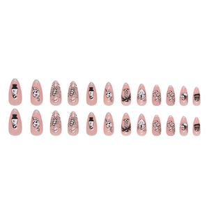 Faux ongles amande roses avec motifs gothiques tête de mort et serpent et paillettes argentées