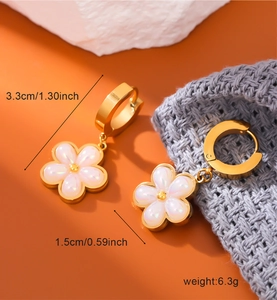 Detail view of pearl flower earrings with 3.3cm size and 6.3g weight specifications