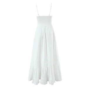 Détail de robe longue blanche en coton avec dos smocké et broderie anglaise délicate