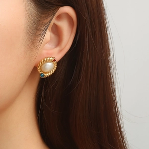 Ohrringe im französischen Stil aus 18K Gold mit weißer Perle und blauem Edelstein