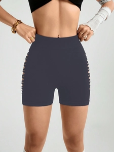 Détail du short de yoga taille haute gris foncé avec découpes latérales et tissu élastique