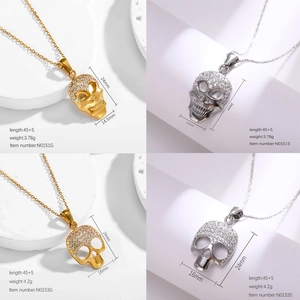 Vue détaillée des pendentifs tête de mort or et argent avec dimensions et poids