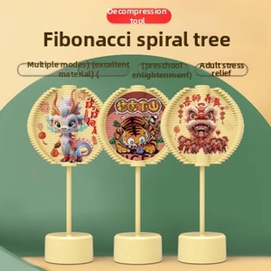 Drie Fibonacci spiraal bureau speelgoed met Chinese draak en leeuw motieven beige