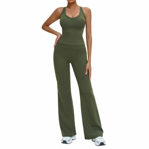 Ensemble de yoga vert olive avec débardeur col en V et legging évasé taille haute